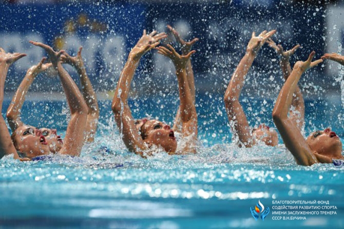 Юниорская сборная по синхронному плаванью вновь окрасила пьедестал почёта цветом российского триколора.