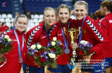 Российской сборной по гандболу среди девушек до 20-и лет вновь немного не хватило до победы.
